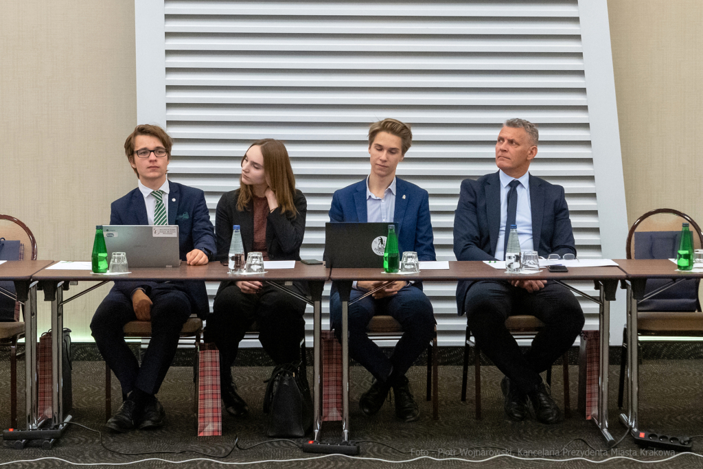 umk_2910-2.jpg-Związek, Miast, Polskich, Majchrowski, medal, zarząd, Kraków, posiedzenie  Autor: P. Wojnarowski