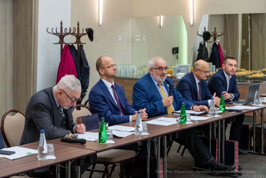 umk_2926-2.jpg-Związek, Miast, Polskich, Majchrowski, medal, zarząd, Kraków, posiedzenie  Autor: P. Wojnarowski