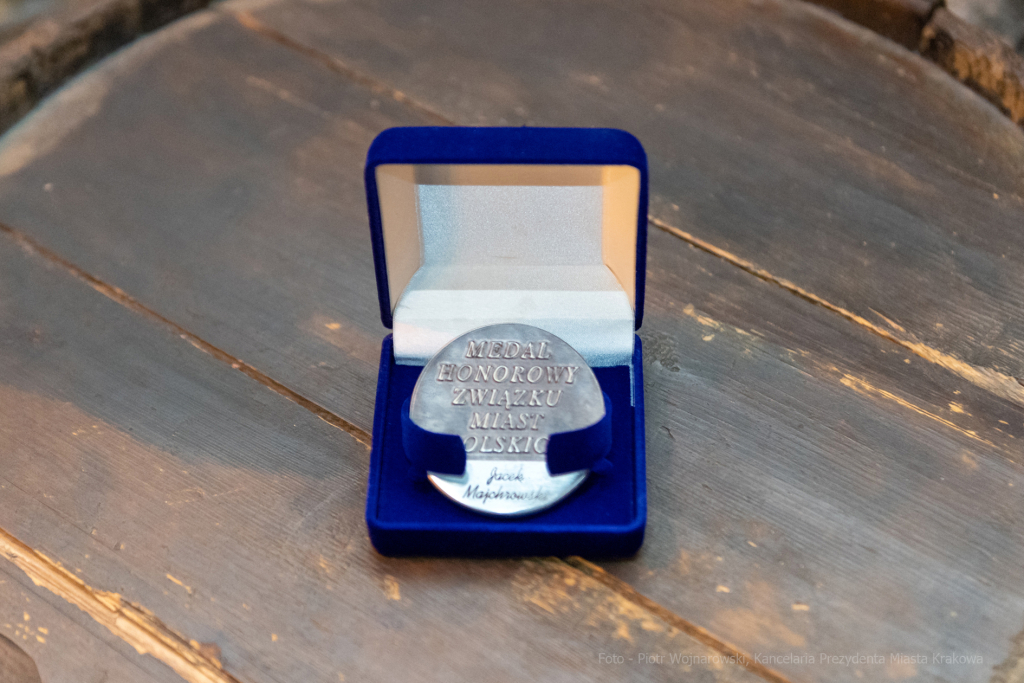 umk_3067-2.jpg-Związek, Miast, Polskich, Majchrowski, medal, zarząd, Kraków, posiedzenie  Autor: P. Wojnarowski