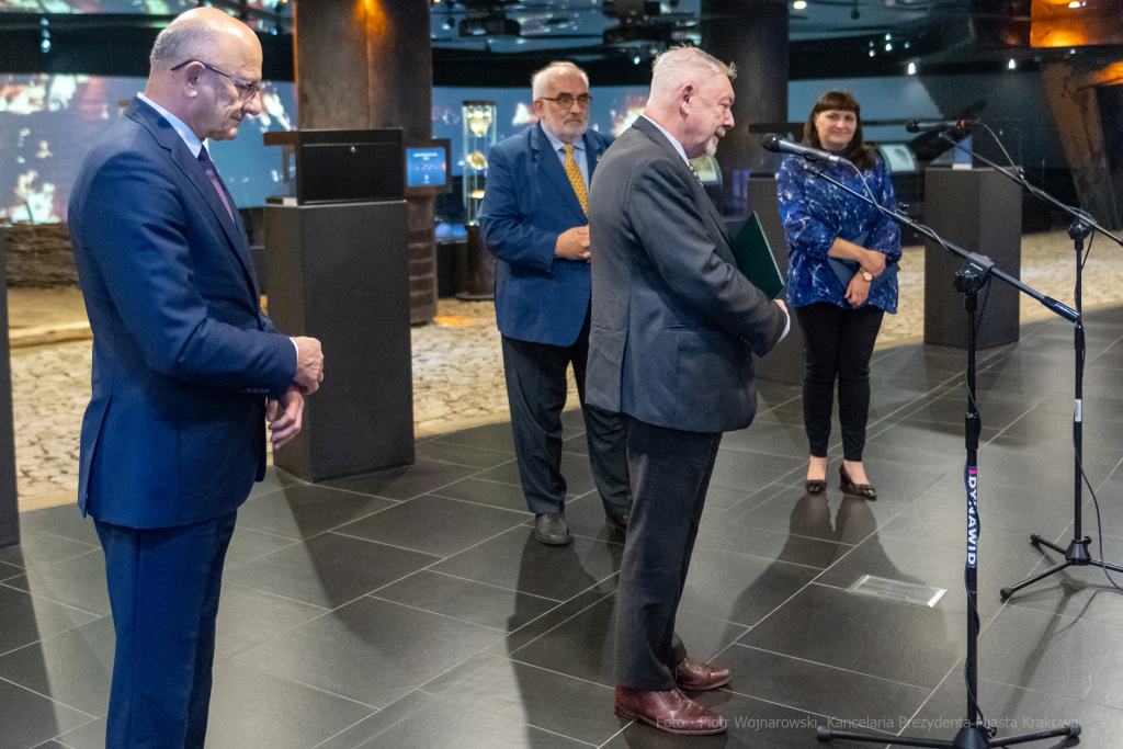 umk_3110-2.jpg-Związek, Miast, Polskich, Majchrowski, medal, zarząd, Kraków, posiedzenie  Autor: P. Wojnarowski