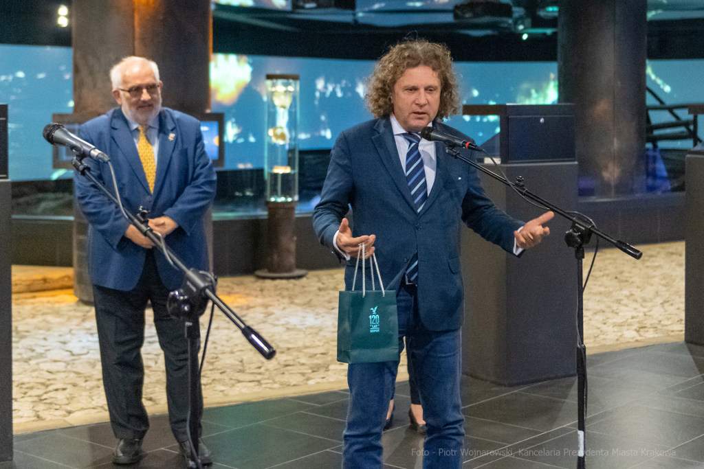 umk_3128-2.jpg-Związek, Miast, Polskich, Majchrowski, medal, zarząd, Kraków, posiedzenie  Autor: P. Wojnarowski