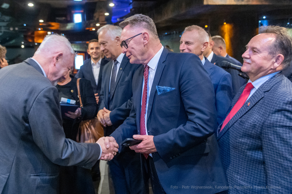 umk_3143-2.jpg-Związek, Miast, Polskich, Majchrowski, medal, zarząd, Kraków, posiedzenie  Autor: P. Wojnarowski