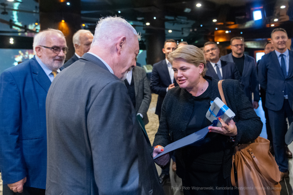 umk_3145-2.jpg-Związek, Miast, Polskich, Majchrowski, medal, zarząd, Kraków, posiedzenie  Autor: P. Wojnarowski