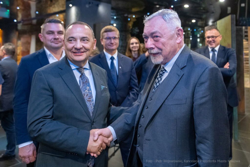 umk_3150-2.jpg-Związek, Miast, Polskich, Majchrowski, medal, zarząd, Kraków, posiedzenie  Autor: P. Wojnarowski