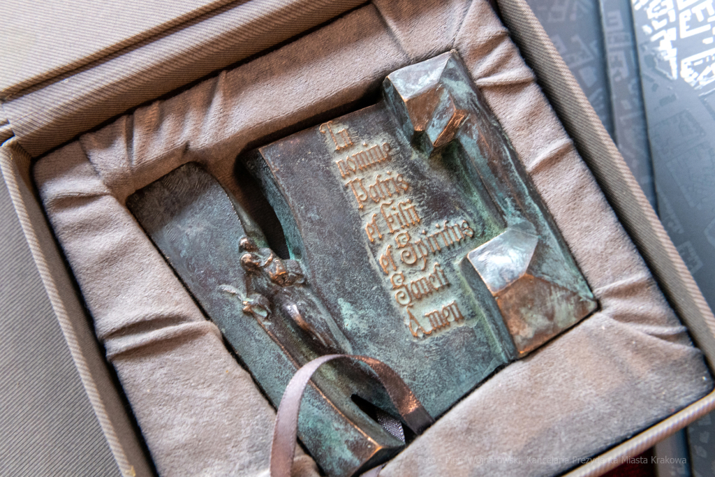 umk_3446.jpg-wręczenie, medal świętego Krzysztofa, Krzysztofory, Niezabitowski, Majchrowski  Autor: P. Wojnarowski