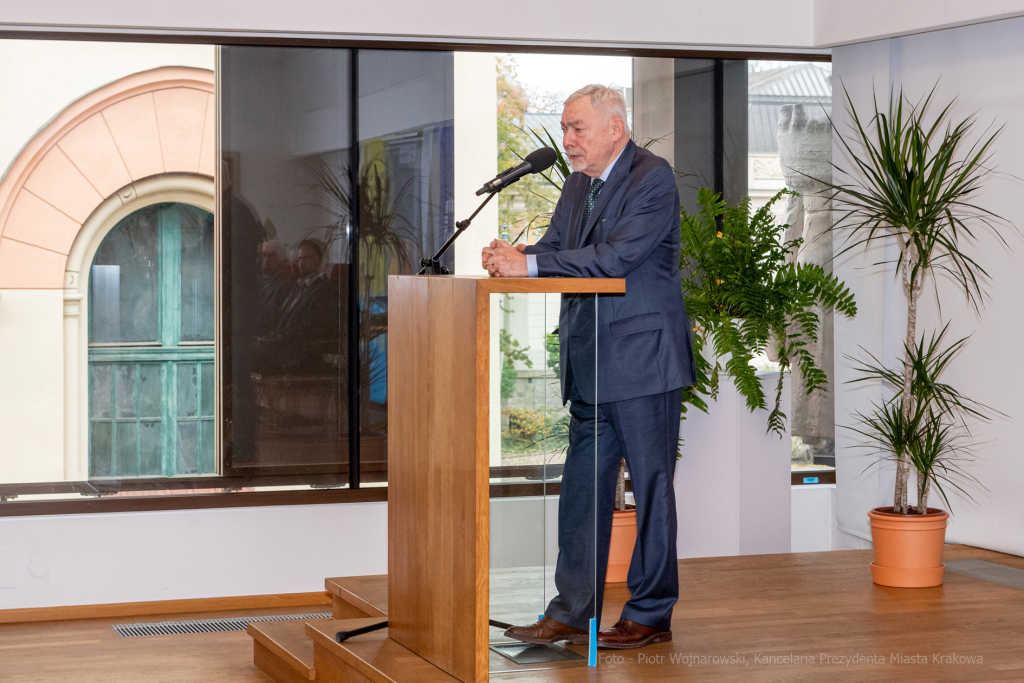 umk_3502.jpg-wręczenie, medal świętego Krzysztofa, Krzysztofory, Niezabitowski, Majchrowski  Autor: P. Wojnarowski