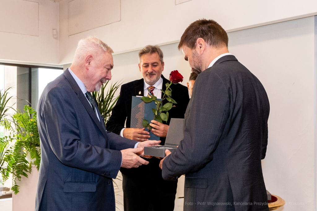 umk_3537.jpg-wręczenie, medal świętego Krzysztofa, Krzysztofory, Niezabitowski, Majchrowski  Autor: P. Wojnarowski