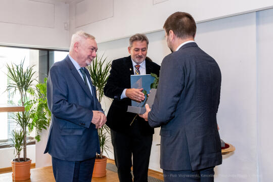 umk_3539.jpg-wręczenie, medal świętego Krzysztofa, Krzysztofory, Niezabitowski, Majchrowski