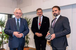 umk_3560.jpg-wręczenie, medal świętego Krzysztofa, Krzysztofory, Niezabitowski, Majchrowski