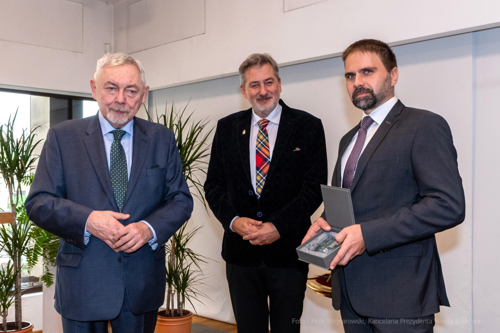 umk_3560.jpg-wręczenie, medal świętego Krzysztofa, Krzysztofory, Niezabitowski, Majchrowski  Autor: P. Wojnarowski