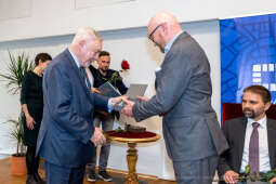 umk_3573.jpg-wręczenie, medal świętego Krzysztofa, Krzysztofory, Niezabitowski, Majchrowski