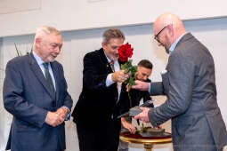 umk_3582.jpg-wręczenie, medal świętego Krzysztofa, Krzysztofory, Niezabitowski, Majchrowski