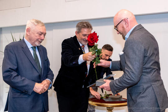 umk_3582.jpg-wręczenie, medal świętego Krzysztofa, Krzysztofory, Niezabitowski, Majchrowski