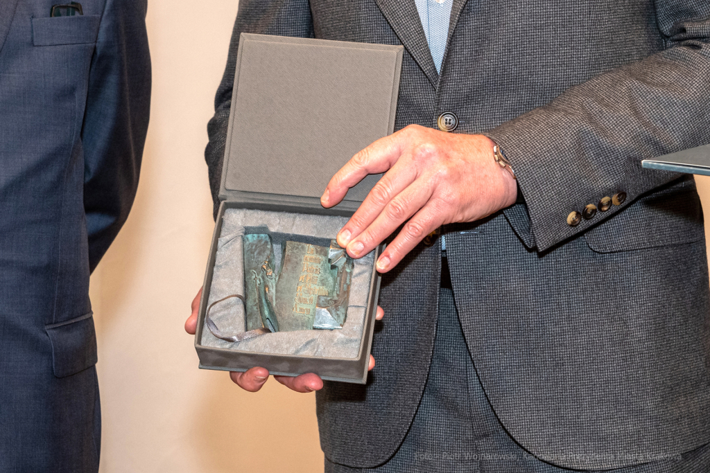 umk_3598.jpg-wręczenie, medal świętego Krzysztofa, Krzysztofory, Niezabitowski, Majchrowski  Autor: P. Wojnarowski