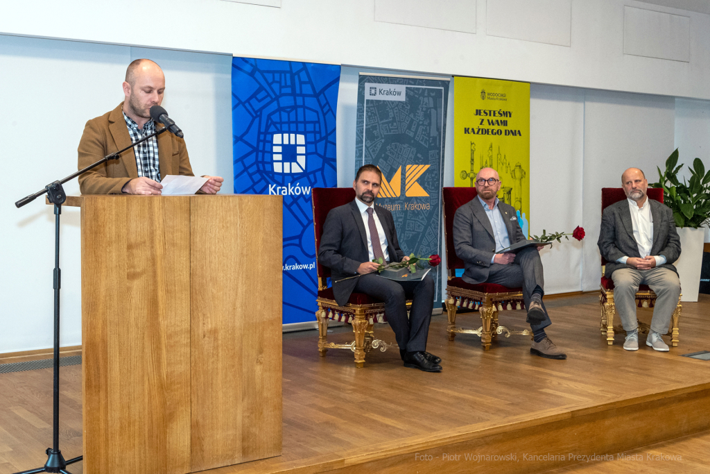 umk_3602.jpg-wręczenie, medal świętego Krzysztofa, Krzysztofory, Niezabitowski, Majchrowski  Autor: P. Wojnarowski