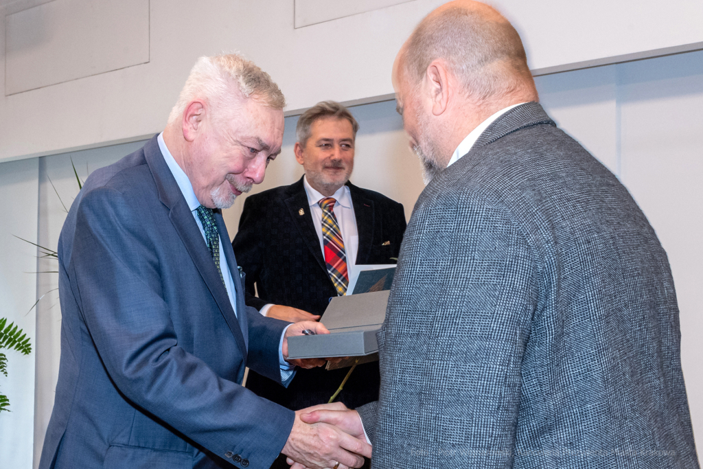 umk_3607.jpg-wręczenie, medal świętego Krzysztofa, Krzysztofory, Niezabitowski, Majchrowski  Autor: P. Wojnarowski