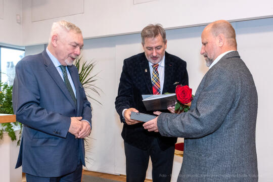 umk_3615.jpg-wręczenie, medal świętego Krzysztofa, Krzysztofory, Niezabitowski, Majchrowski