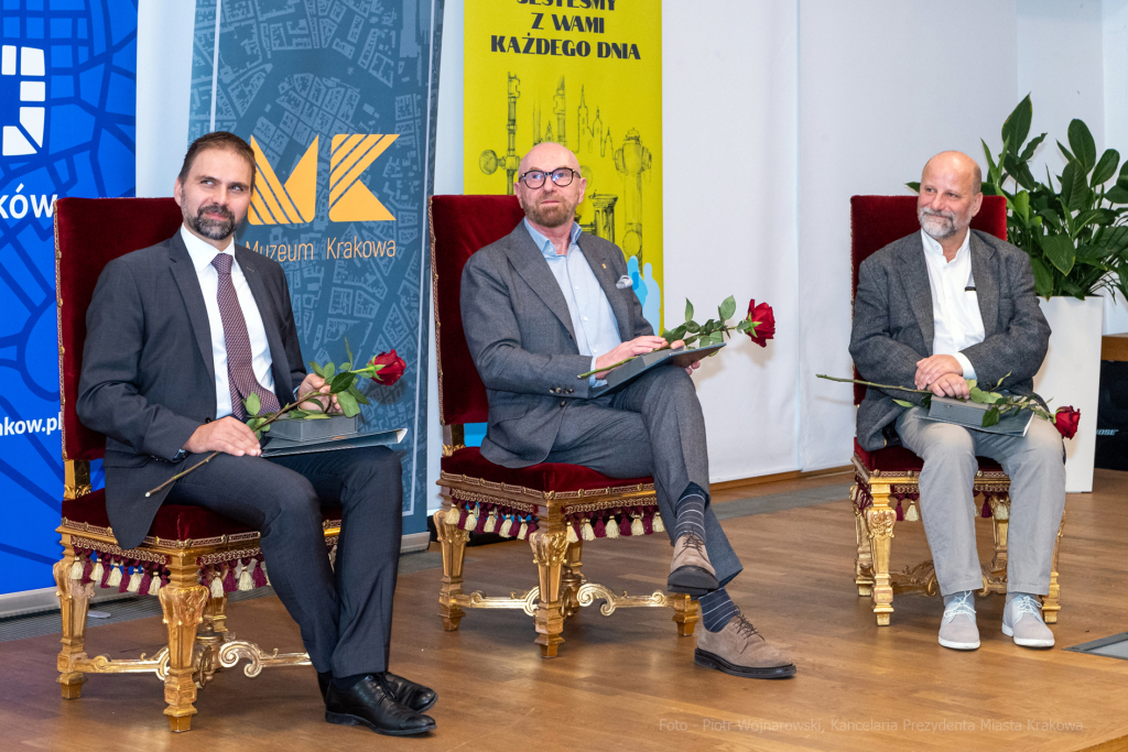 umk_3641.jpg-wręczenie, medal świętego Krzysztofa, Krzysztofory, Niezabitowski, Majchrowski  Autor: P. Wojnarowski