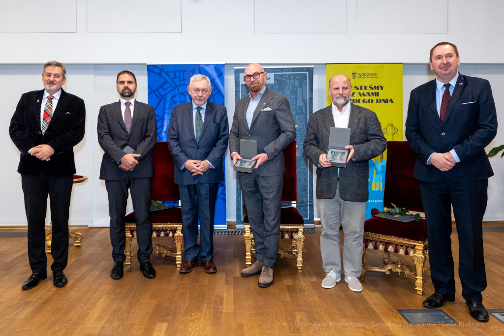 umk_3644.jpg-wręczenie, medal świętego Krzysztofa, Krzysztofory, Niezabitowski, Majchrowski  Autor: P. Wojnarowski