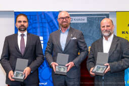 umk_3659.jpg-wręczenie, medal świętego Krzysztofa, Krzysztofory, Niezabitowski, Majchrowski