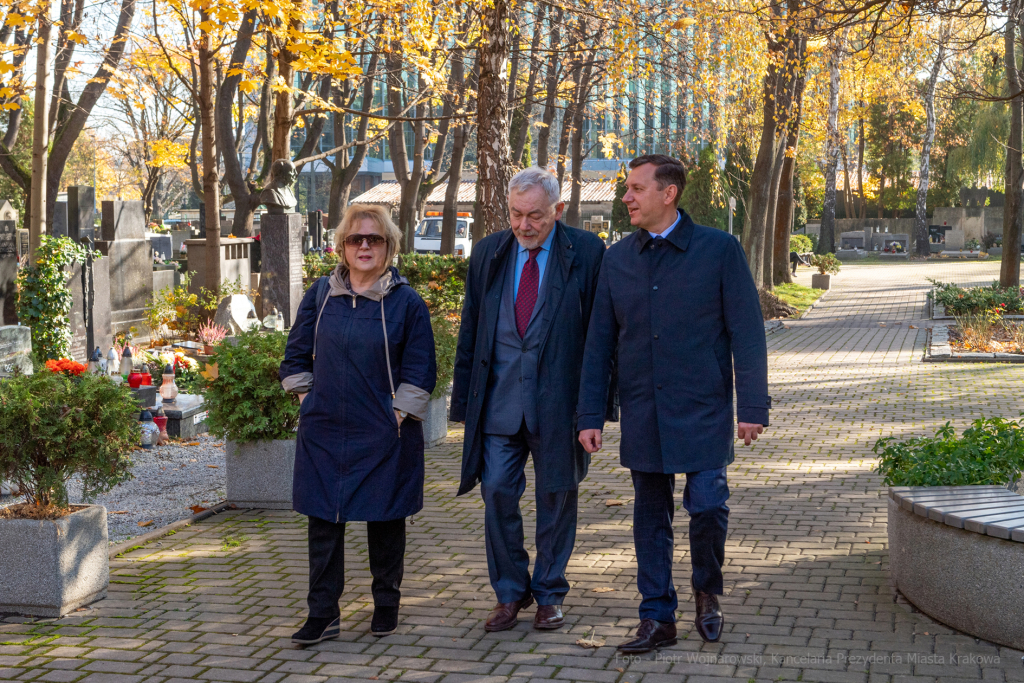 umk_3826.jpg-Rakowicki, cmentarz, zapalenie, znicze, Kraków, pamięta, 2022, zniczy  Autor: P. Wojnarowski