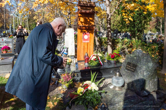 umk_3831.jpg-Rakowicki, cmentarz, zapalenie, znicze, Kraków, pamięta, 2022, zniczy