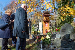 umk_3834.jpg-Rakowicki, cmentarz, zapalenie, znicze, Kraków, pamięta, 2022, zniczy