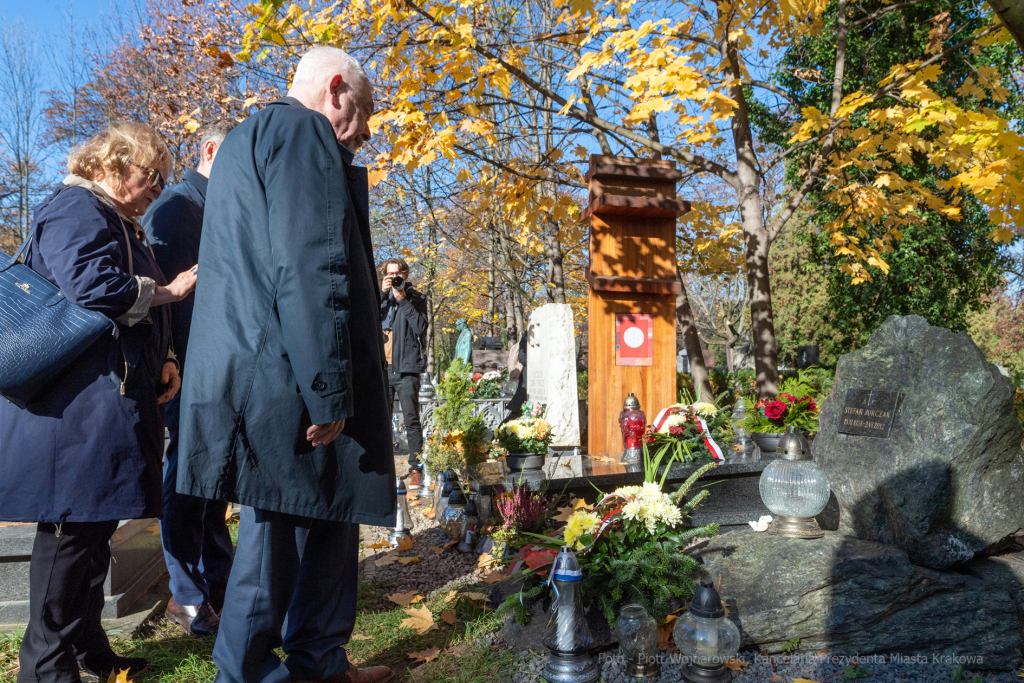 umk_3834.jpg-Rakowicki, cmentarz, zapalenie, znicze, Kraków, pamięta, 2022, zniczy  Autor: P. Wojnarowski