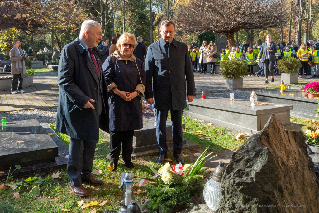 umk_3835.jpg-Rakowicki, cmentarz, zapalenie, znicze, Kraków, pamięta, 2022, zniczy  Autor: P. Wojnarowski