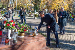 umk_3844.jpg-Rakowicki, cmentarz, zapalenie, znicze, Kraków, pamięta, 2022, zniczy