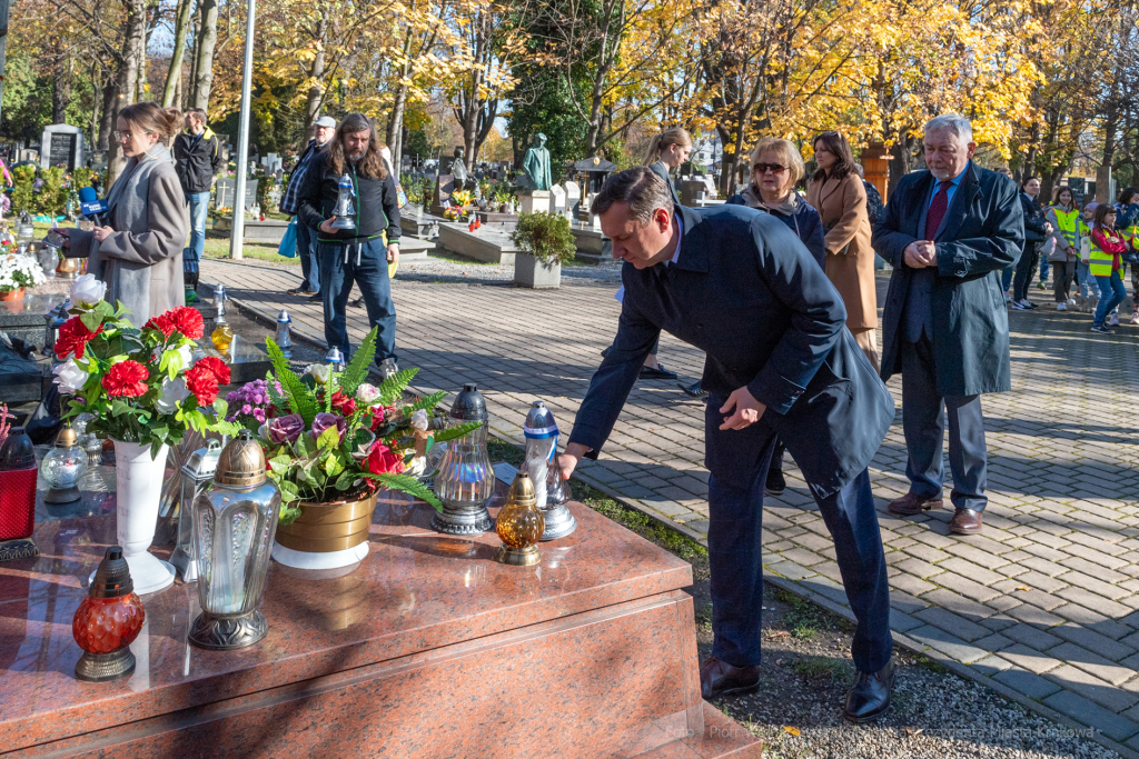 umk_3844.jpg-Rakowicki, cmentarz, zapalenie, znicze, Kraków, pamięta, 2022, zniczy  Autor: P. Wojnarowski