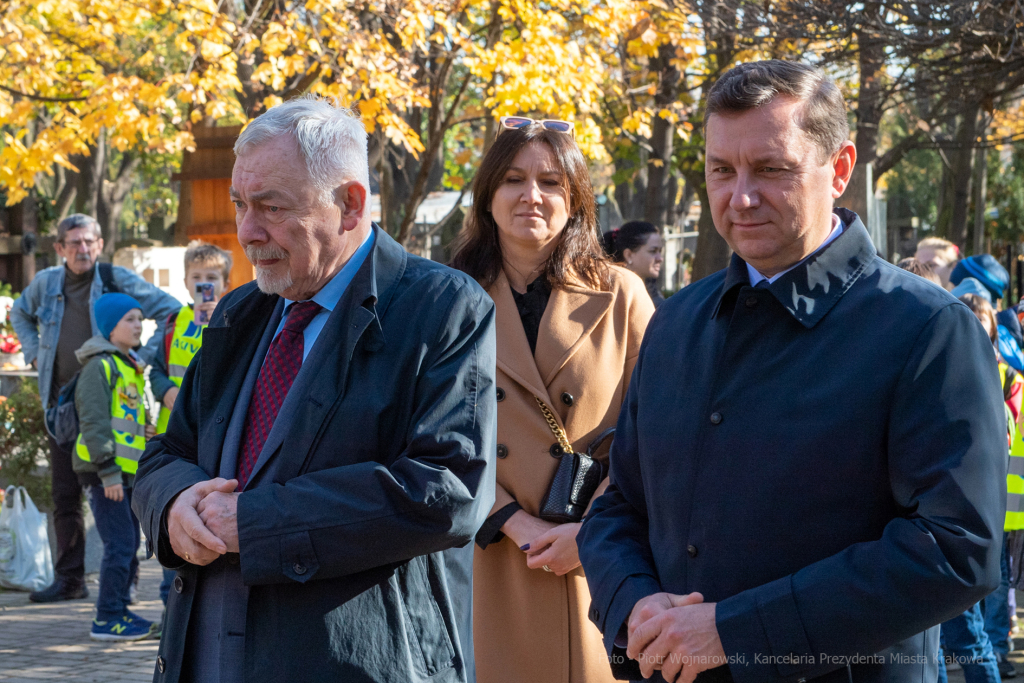 umk_3852.jpg-Rakowicki, cmentarz, zapalenie, znicze, Kraków, pamięta, 2022, zniczy  Autor: P. Wojnarowski