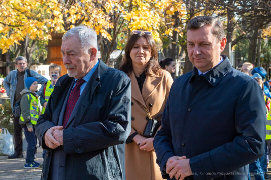 umk_3852.jpg-Rakowicki, cmentarz, zapalenie, znicze, Kraków, pamięta, 2022, zniczy