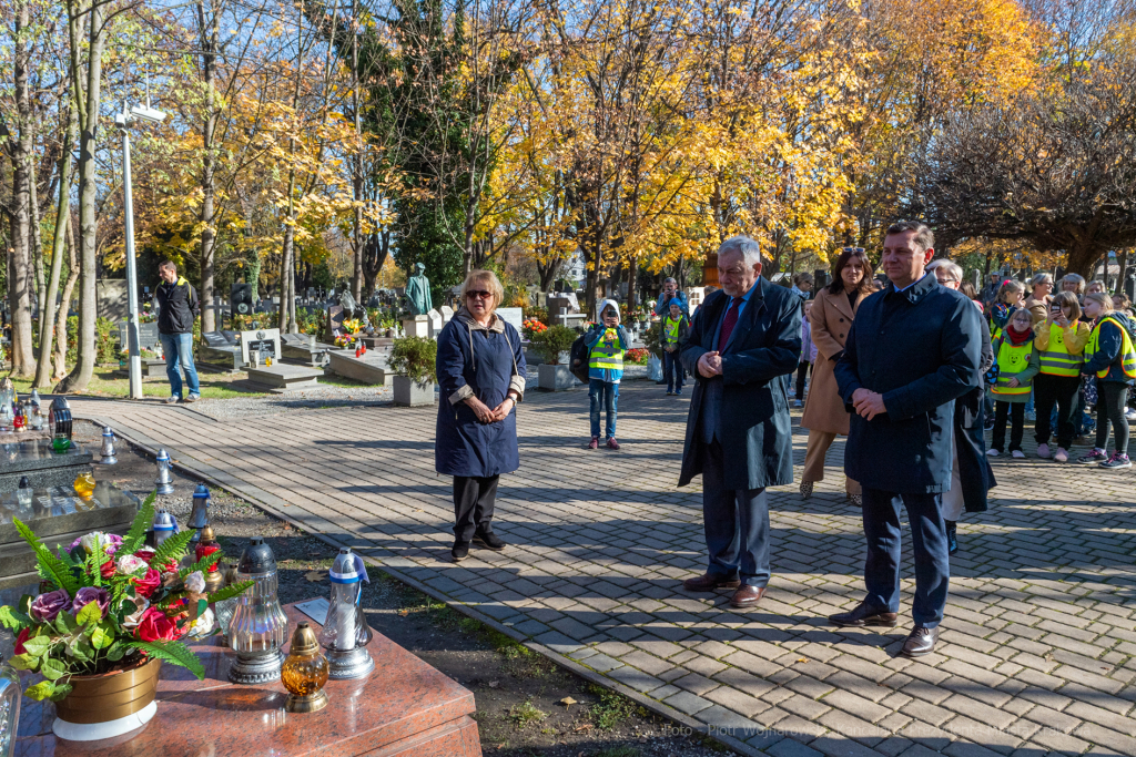 umk_3863.jpg-Rakowicki, cmentarz, zapalenie, znicze, Kraków, pamięta, 2022, zniczy  Autor: P. Wojnarowski