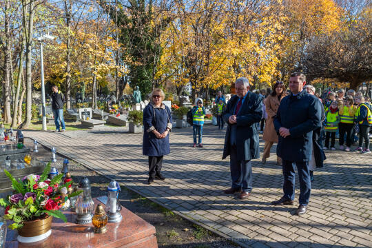 umk_3863.jpg-Rakowicki, cmentarz, zapalenie, znicze, Kraków, pamięta, 2022, zniczy