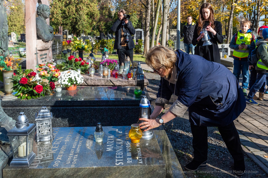 umk_3867.jpg-Rakowicki, cmentarz, zapalenie, znicze, Kraków, pamięta, 2022, zniczy  Autor: P. Wojnarowski