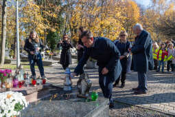 umk_3871.jpg-Rakowicki, cmentarz, zapalenie, znicze, Kraków, pamięta, 2022, zniczy