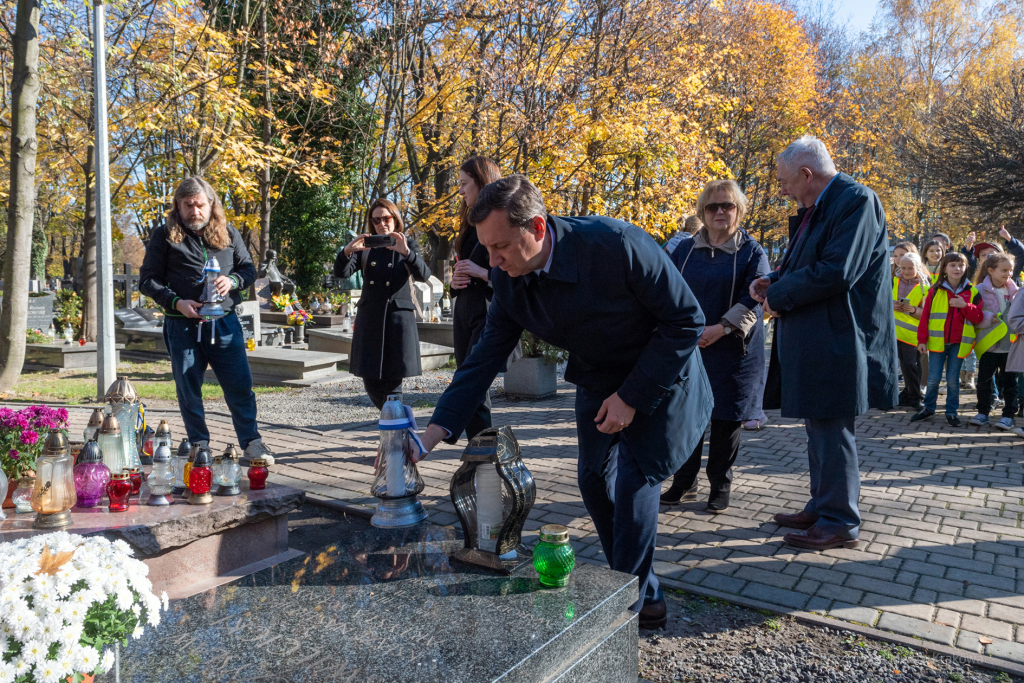 umk_3871.jpg-Rakowicki, cmentarz, zapalenie, znicze, Kraków, pamięta, 2022, zniczy  Autor: P. Wojnarowski