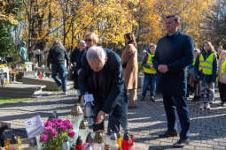 umk_3881.jpg-Rakowicki, cmentarz, zapalenie, znicze, Kraków, pamięta, 2022, zniczy