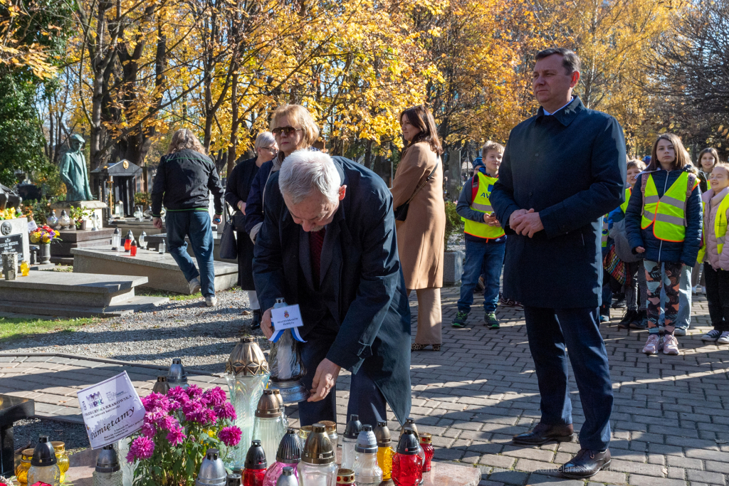 umk_3881.jpg-Rakowicki, cmentarz, zapalenie, znicze, Kraków, pamięta, 2022, zniczy  Autor: P. Wojnarowski