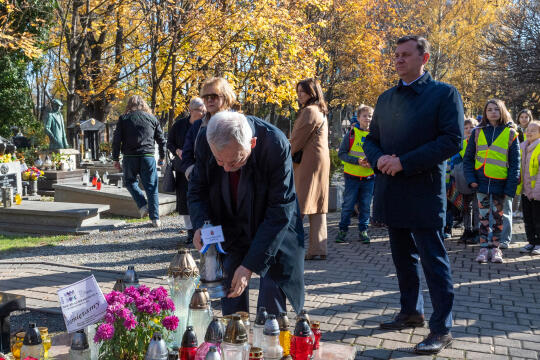 umk_3881.jpg-Rakowicki, cmentarz, zapalenie, znicze, Kraków, pamięta, 2022, zniczy