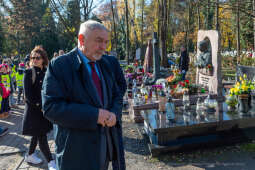 umk_3893.jpg-Rakowicki, cmentarz, zapalenie, znicze, Kraków, pamięta, 2022, zniczy