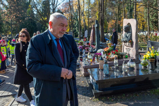 umk_3893.jpg-Rakowicki, cmentarz, zapalenie, znicze, Kraków, pamięta, 2022, zniczy