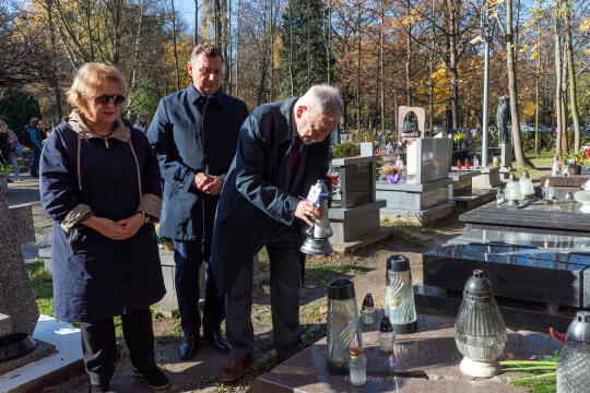 umk_3909.jpg-Rakowicki, cmentarz, zapalenie, znicze, Kraków, pamięta, 2022, zniczy