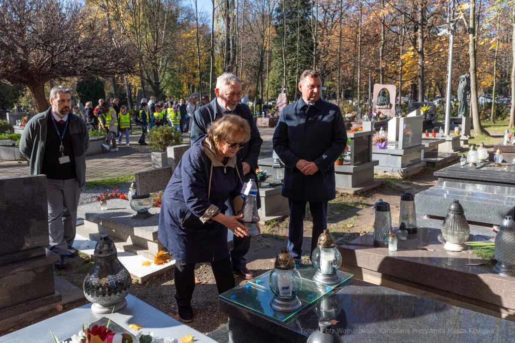 umk_3919.jpg-Rakowicki, cmentarz, zapalenie, znicze, Kraków, pamięta, 2022, zniczy  Autor: P. Wojnarowski