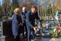 umk_3924.jpg-Rakowicki, cmentarz, zapalenie, znicze, Kraków, pamięta, 2022, zniczy