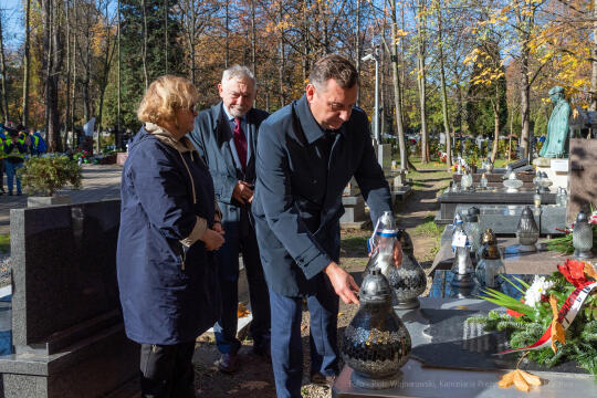 umk_3924.jpg-Rakowicki, cmentarz, zapalenie, znicze, Kraków, pamięta, 2022, zniczy