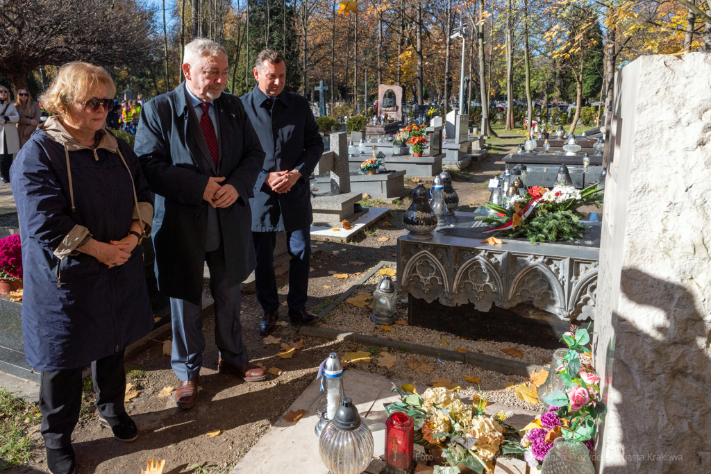 umk_3937.jpg-Rakowicki, cmentarz, zapalenie, znicze, Kraków, pamięta, 2022, zniczy  Autor: P. Wojnarowski