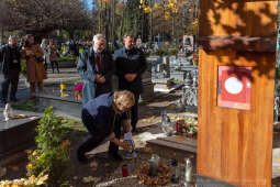 umk_3939.jpg-Rakowicki, cmentarz, zapalenie, znicze, Kraków, pamięta, 2022, zniczy