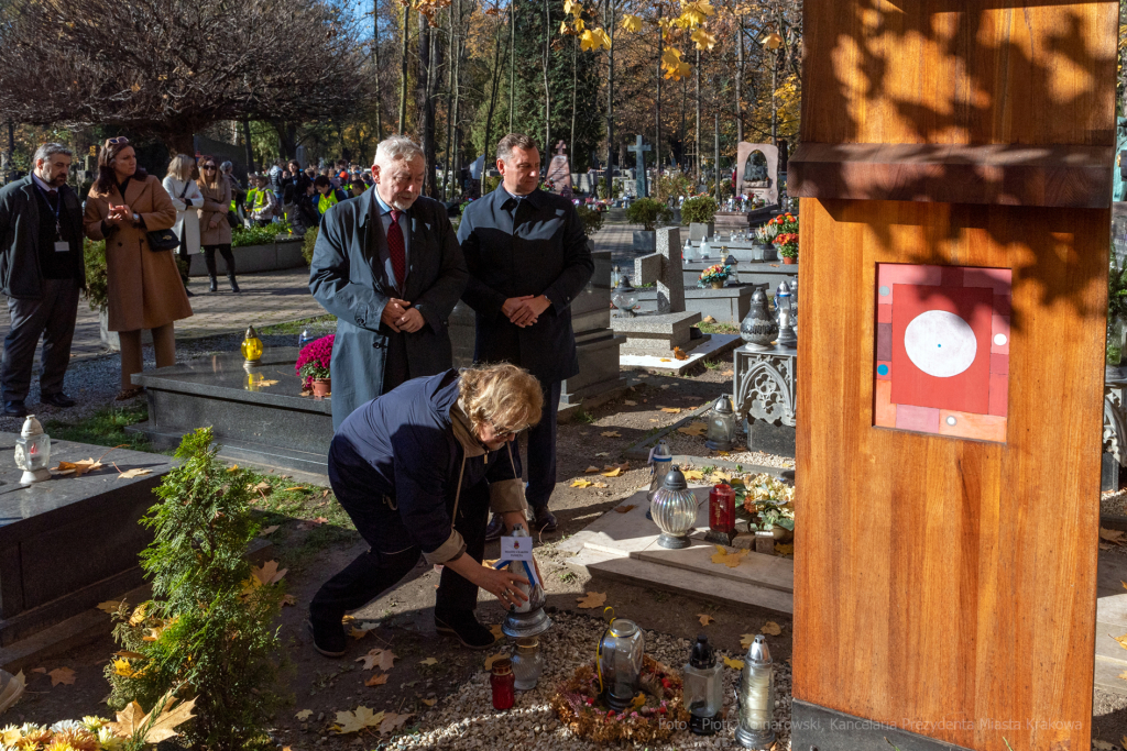 umk_3939.jpg-Rakowicki, cmentarz, zapalenie, znicze, Kraków, pamięta, 2022, zniczy  Autor: P. Wojnarowski